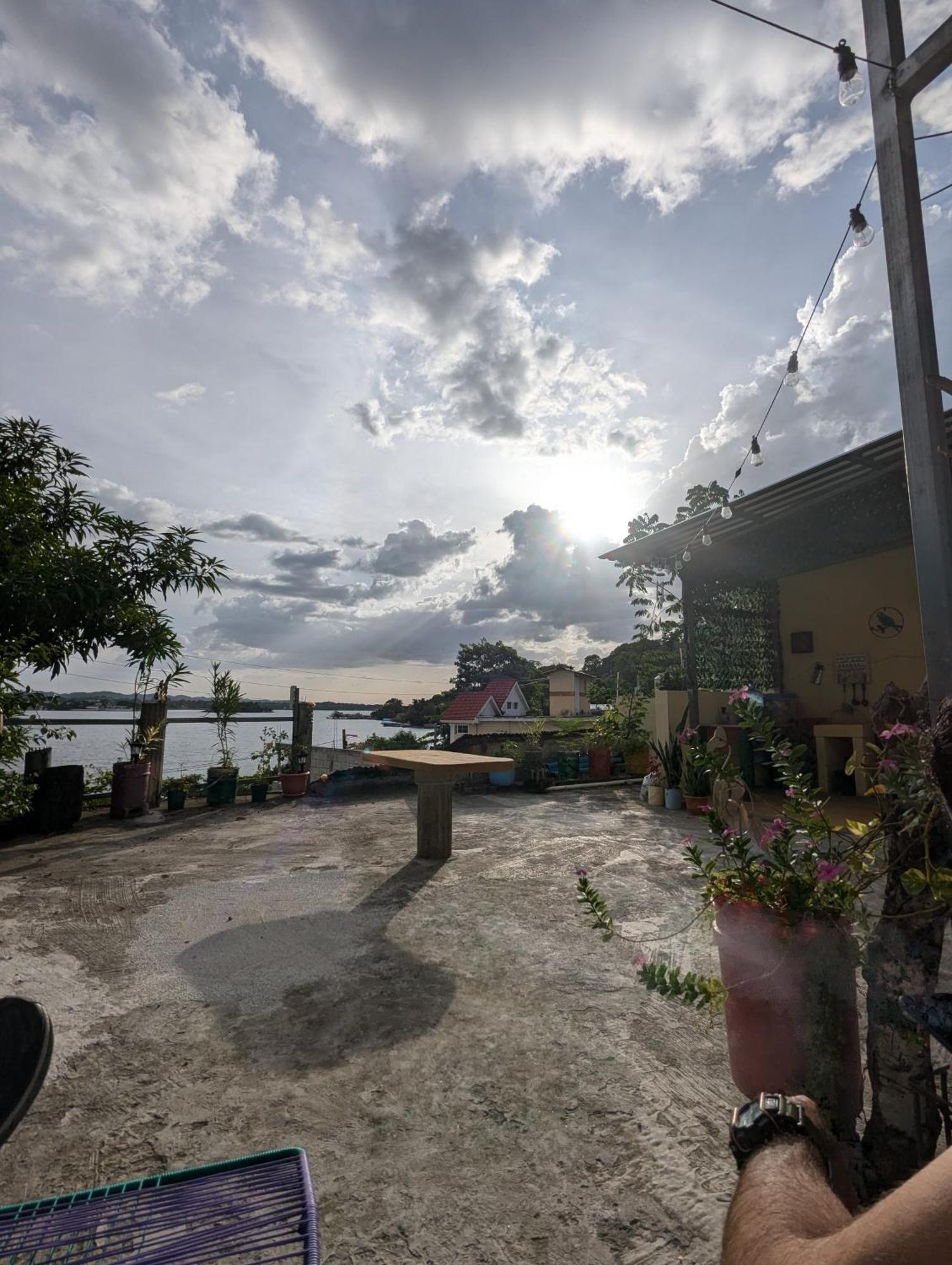 Casa Zoila Hospedaje Frente Al Lago Lakefront Lodging Apartment Flores Exterior photo