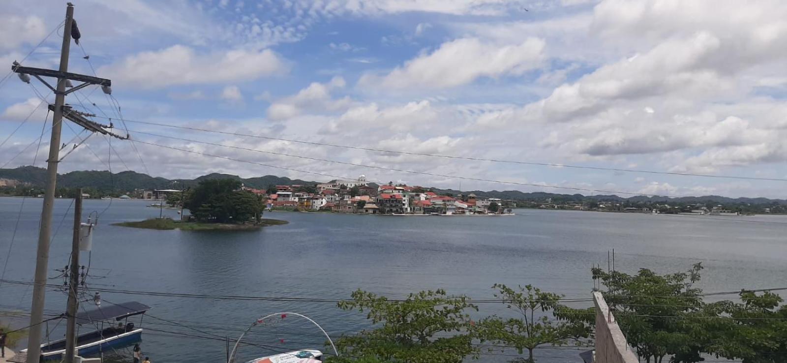 Casa Zoila Hospedaje Frente Al Lago Lakefront Lodging Apartment Flores Exterior photo